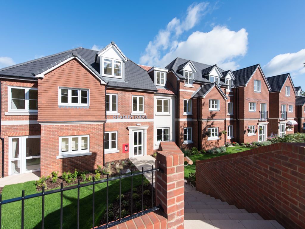 1 bed flat for sale in Headley Lodge, Leatherhead Road, Ashtead KT21, £324,950