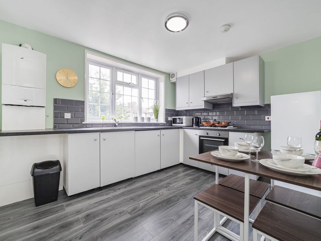 3 bed flat for sale in Beaconsfield Road, London SE9, £475,000
