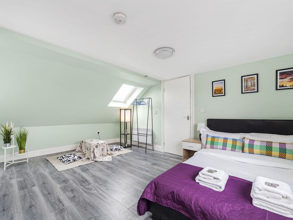 3 bed flat for sale in Beaconsfield Road, London SE9, £475,000