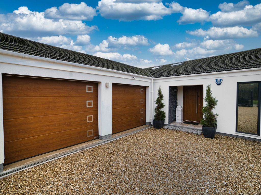 4 bed detached bungalow for sale in Wood End Lane, Moulsoe MK16, £1,250,000