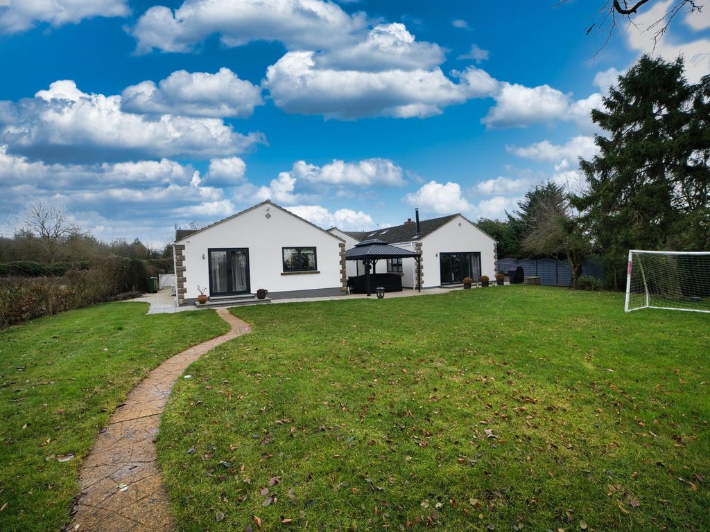 4 bed detached bungalow for sale in Wood End Lane, Moulsoe MK16, £1,250,000