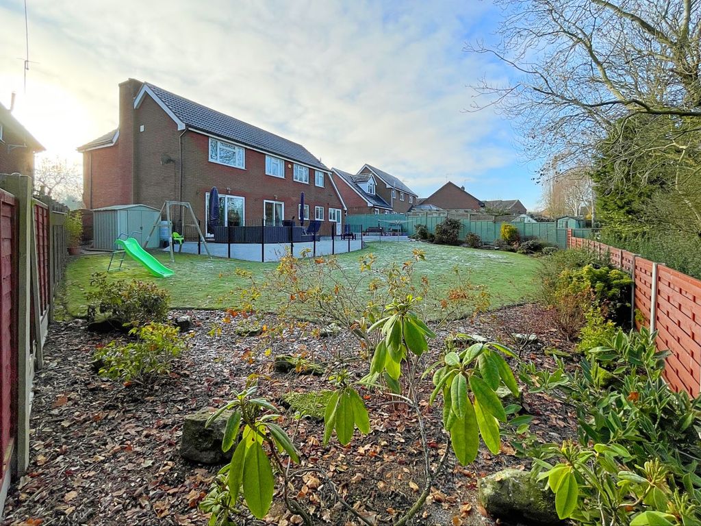 4 bed detached house for sale in Cherryfield Close, Hartshill, Nuneaton CV10, £600,000