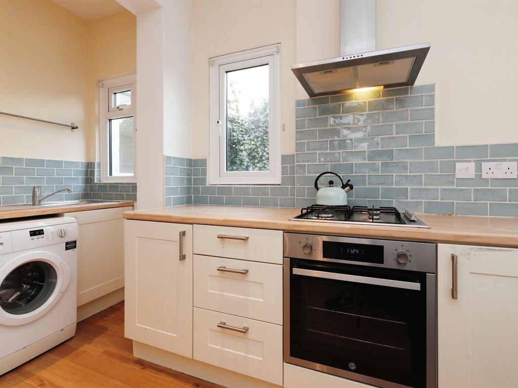 2 bed flat for sale in Buckingham Road, Brighton BN1, £325,000