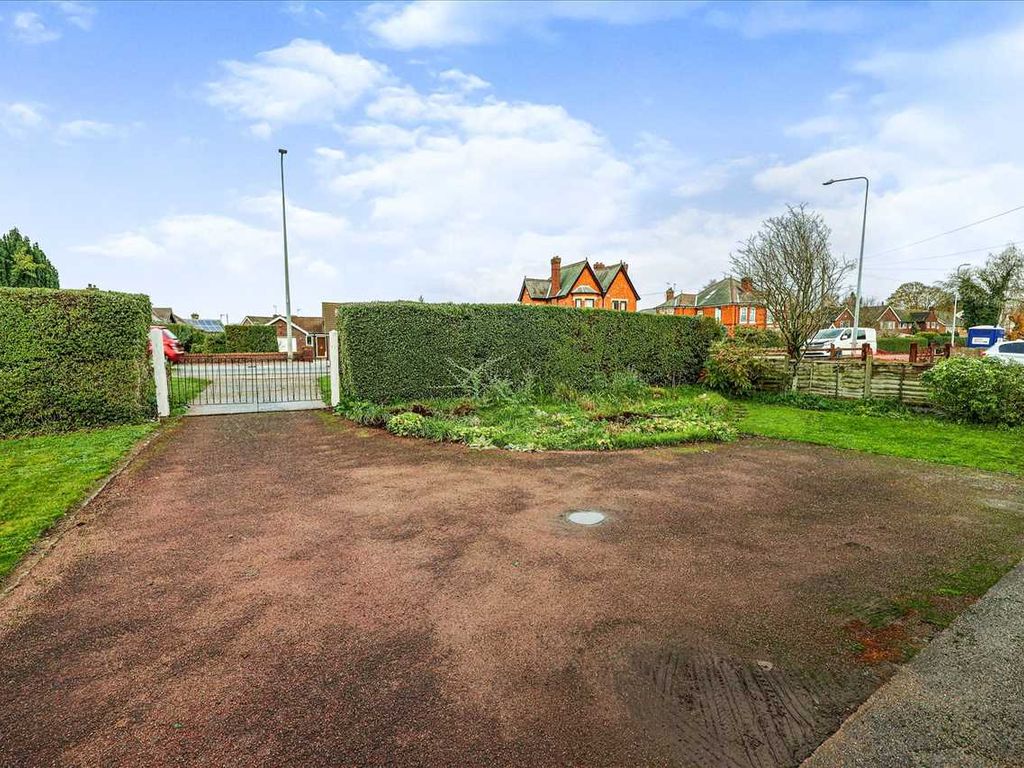 4 bed detached house for sale in Doddington Road, Lincoln LN6, £350,000
