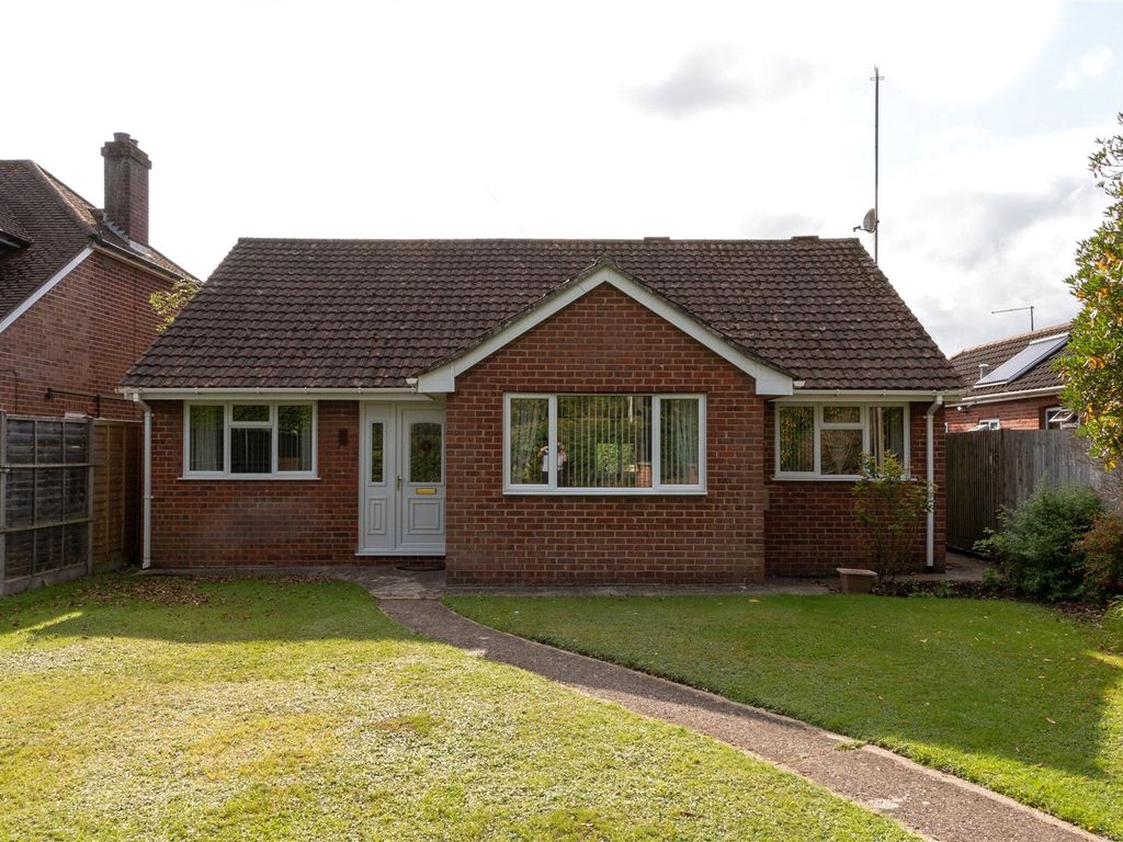 3 bed bungalow for sale in Mulfords Hill, Tadley, Hampshire RG26, £430,000