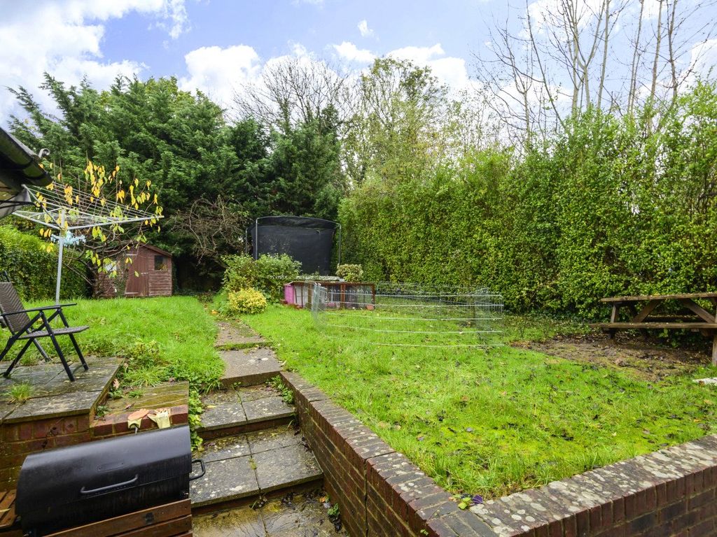 4 bed detached house for sale in Guildford, Surrey GU2, £575,000