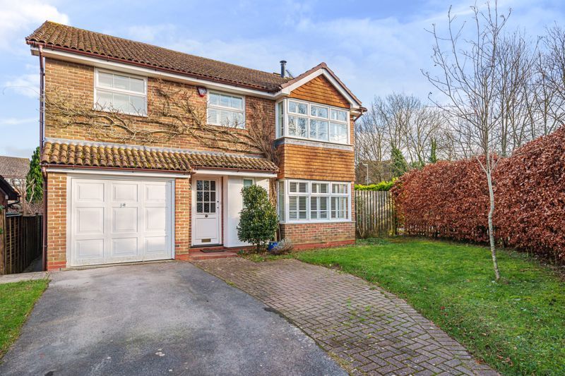 5 bed detached house for sale in Goodwood Close, Alton GU34, £645,000