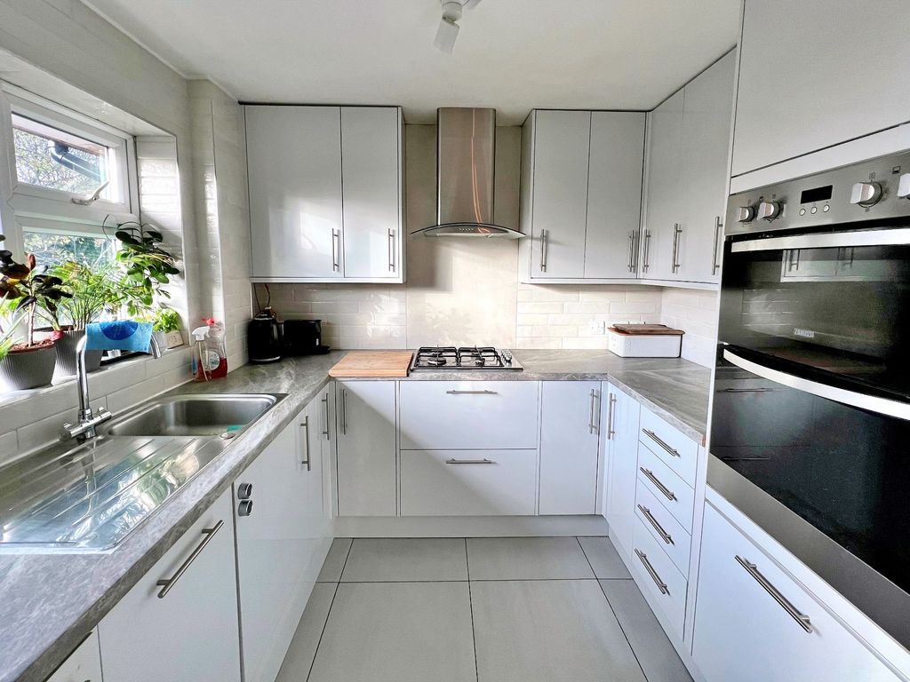 2 bed flat for sale in Plantation Road, Amersham HP6, £250,000