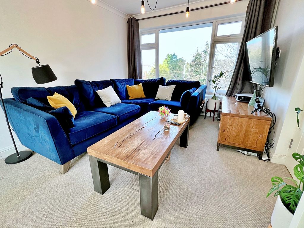 2 bed flat for sale in Plantation Road, Amersham HP6, £250,000