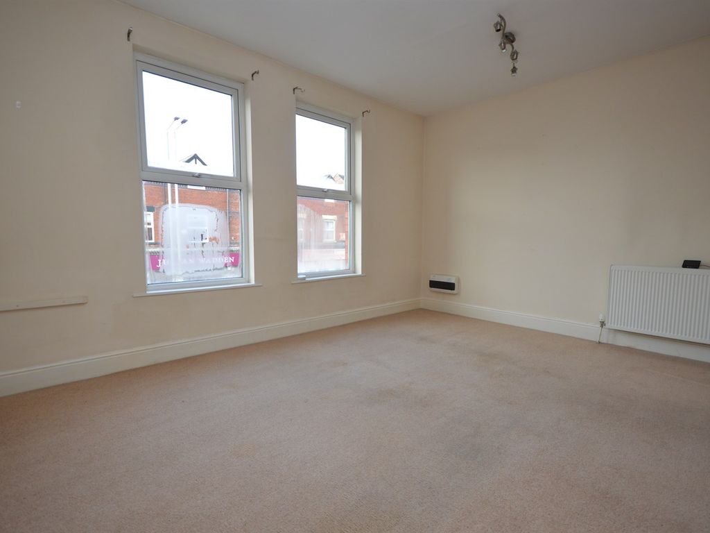 2 bed flat to rent in Moorside Road, Heaton Moor, Stockport SK4, £900 pcm