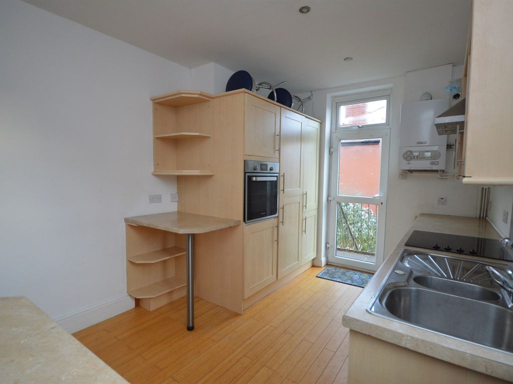 2 bed flat to rent in Moorside Road, Heaton Moor, Stockport SK4, £900 pcm