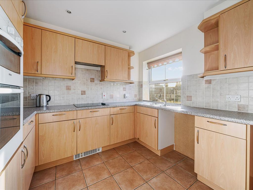 2 bed flat for sale in The Vale, Acton W3, £385,000