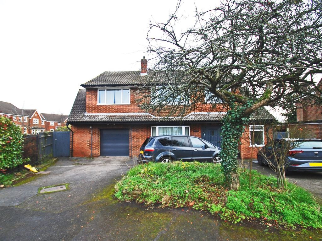 6 bed detached house for sale in Crabtree Close, Beaconsfield HP9, £1,295,000