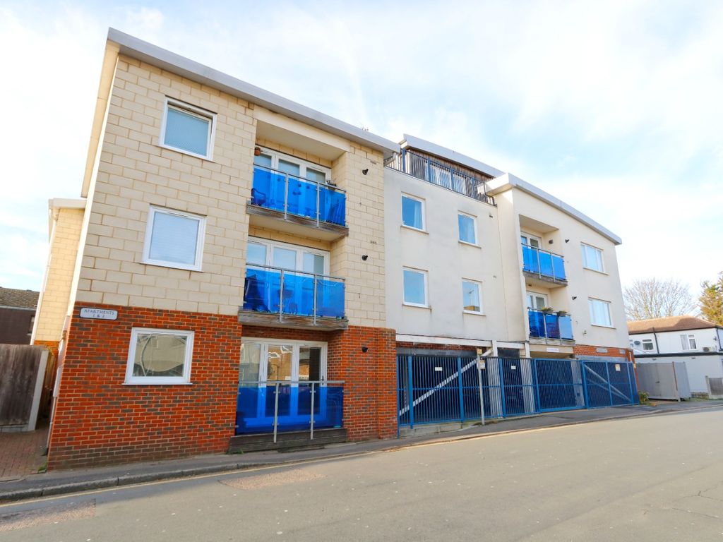 2 bed flat for sale in Steeple Gate, Castle Lane, Hadleigh, Essex SS7, £275,000