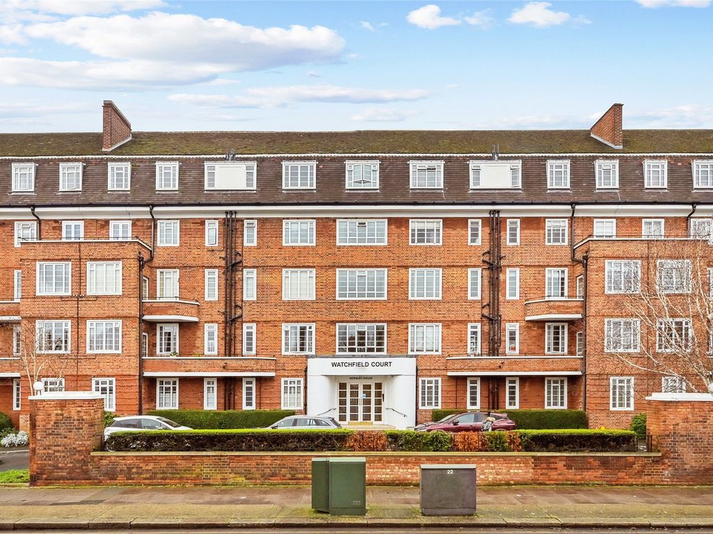 1 bed flat for sale in Watchfield Court, Sutton Court Road, Chiswick, London W4, £400,000