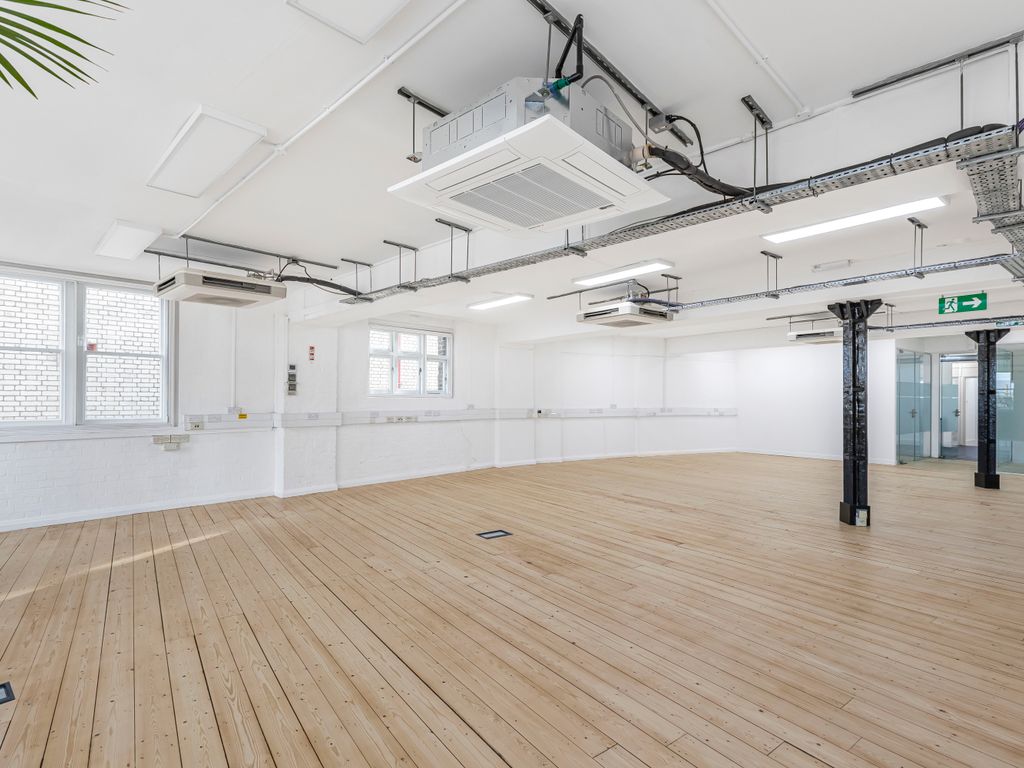 Office to let in London EC1V, £86,900 pa