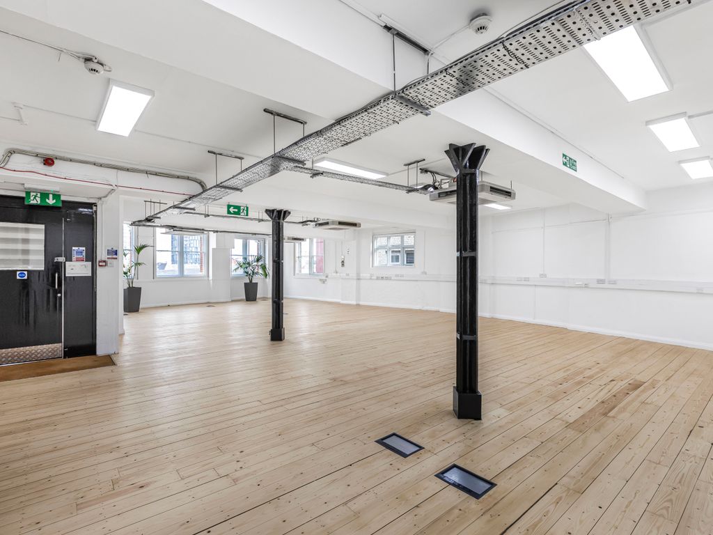 Office to let in London EC1V, £86,900 pa