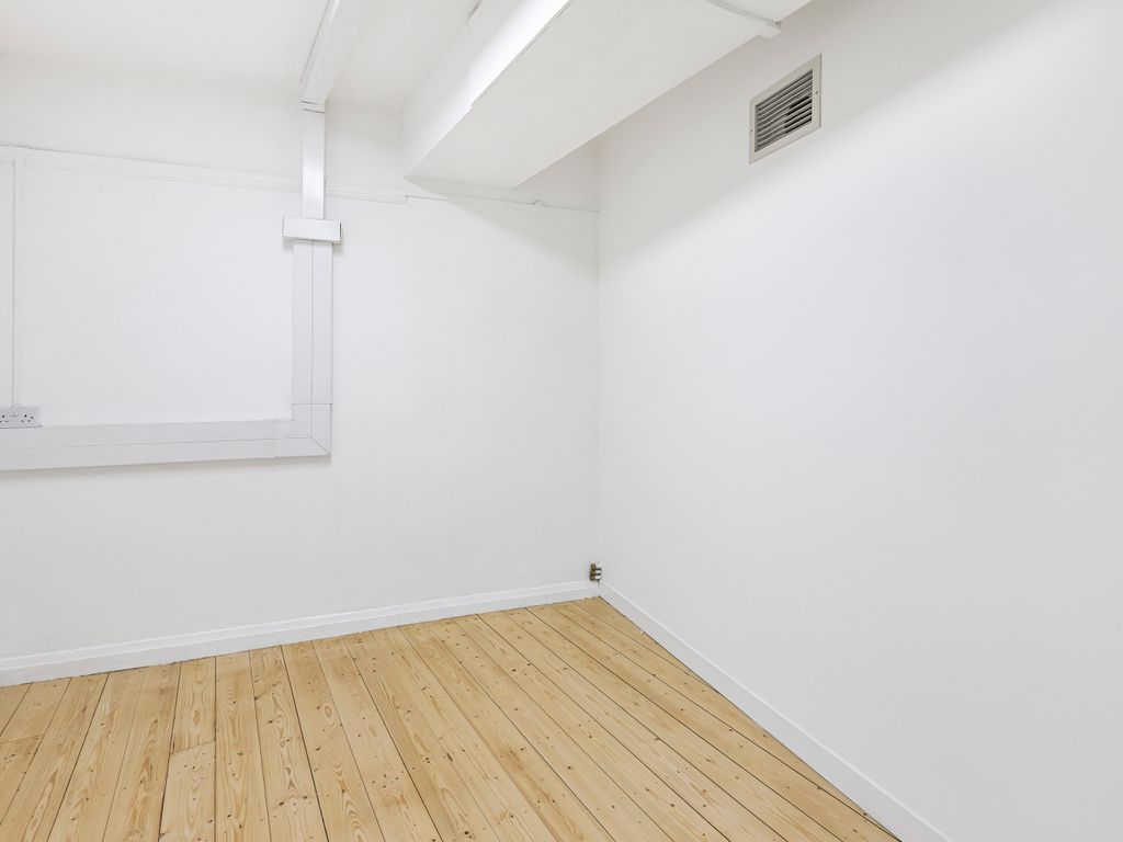 Office to let in London EC1V, £86,900 pa