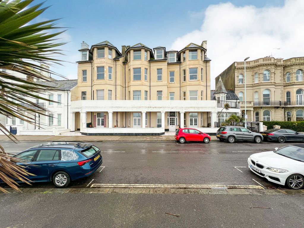 2 bed flat to rent in Marine Parade, Worthing BN11, £1,400 pcm