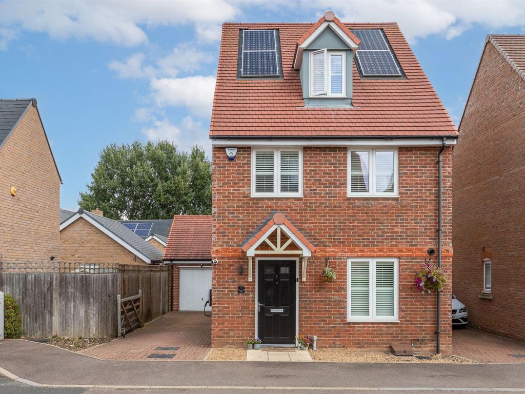 4 bed detached house for sale in Hawthorn Croft, Stotfold, Herts SG5, £485,000