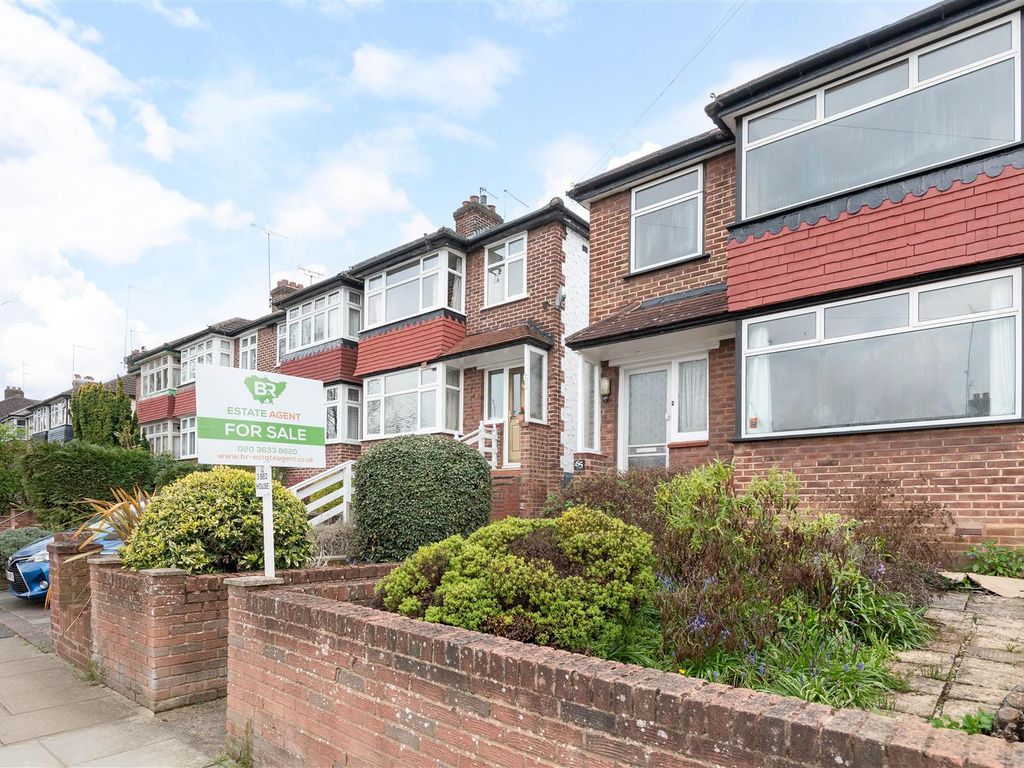 3 bed end terrace house for sale in Oak Tree Gardens, Bromley BR1, £475,000