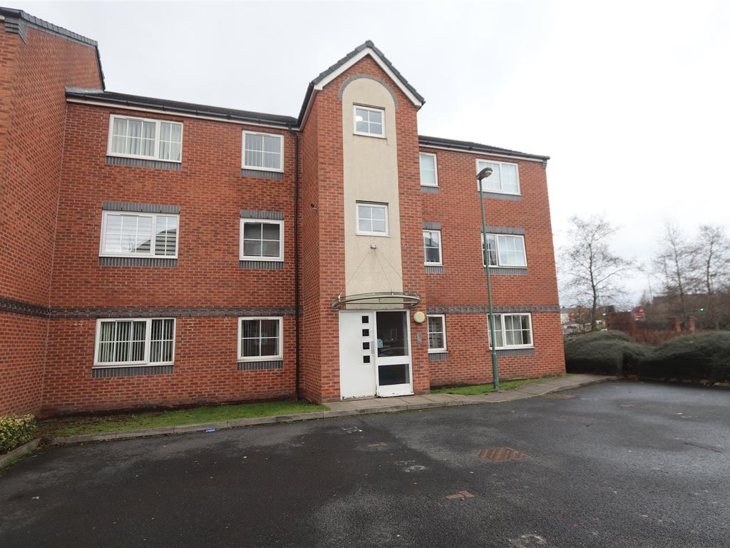 2 bed flat to rent in Waterfront Way, Walsall WS2, £825 pcm