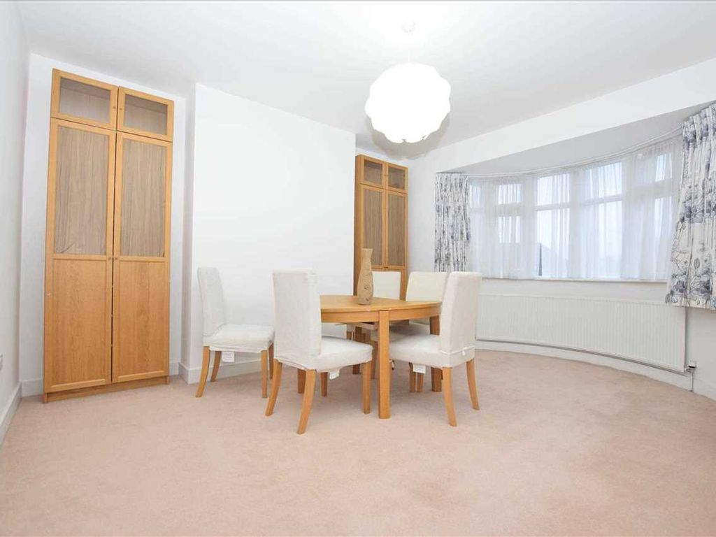 3 bed flat for sale in Green Court, Green Lane, Edgware HA8, £410,000