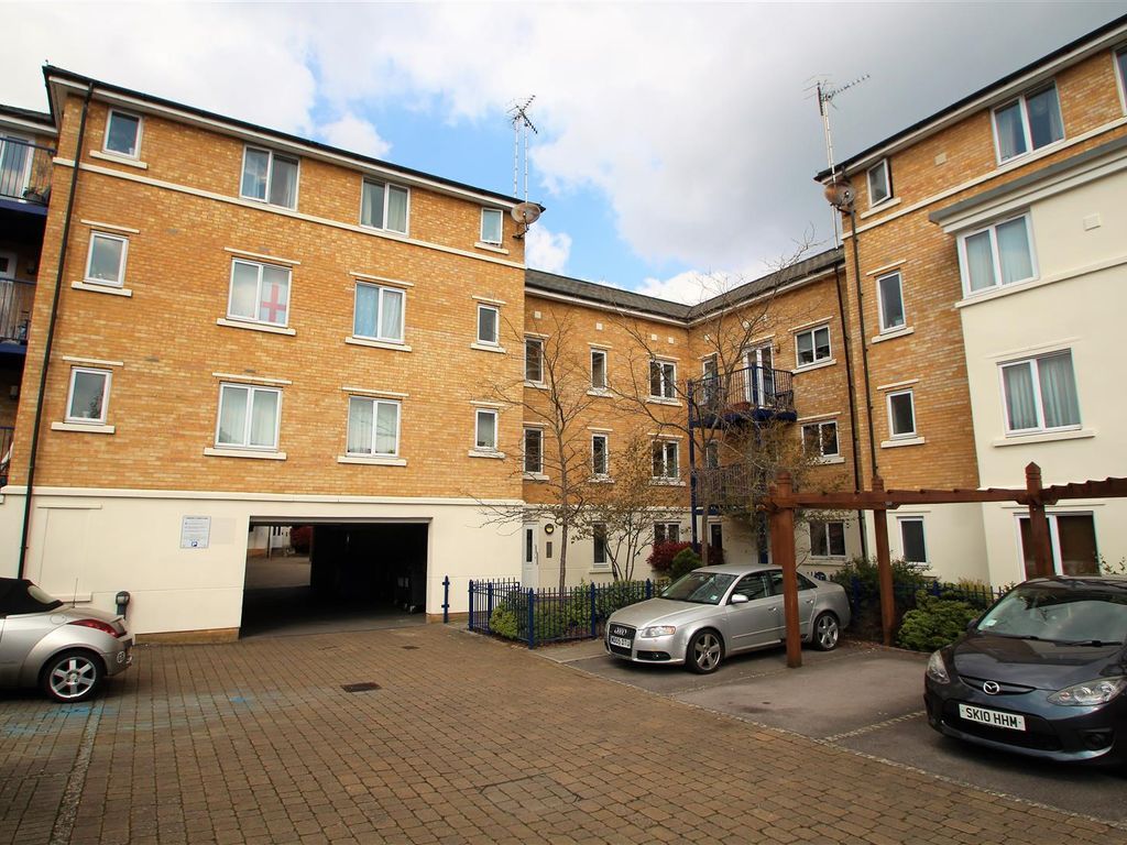 1 bed flat to rent in Peddle Court, West End Road, High Wycombe HP11, £1,025 pcm
