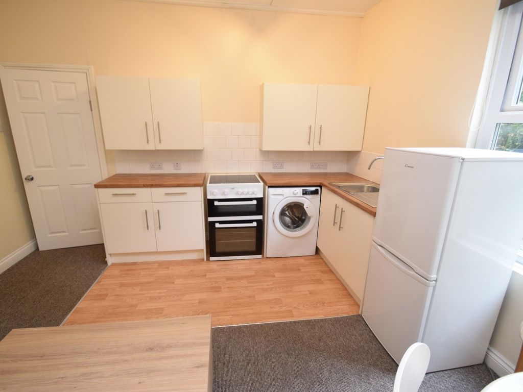 2 bed flat to rent in High Street, Falmouth TR11, £1,400 pcm