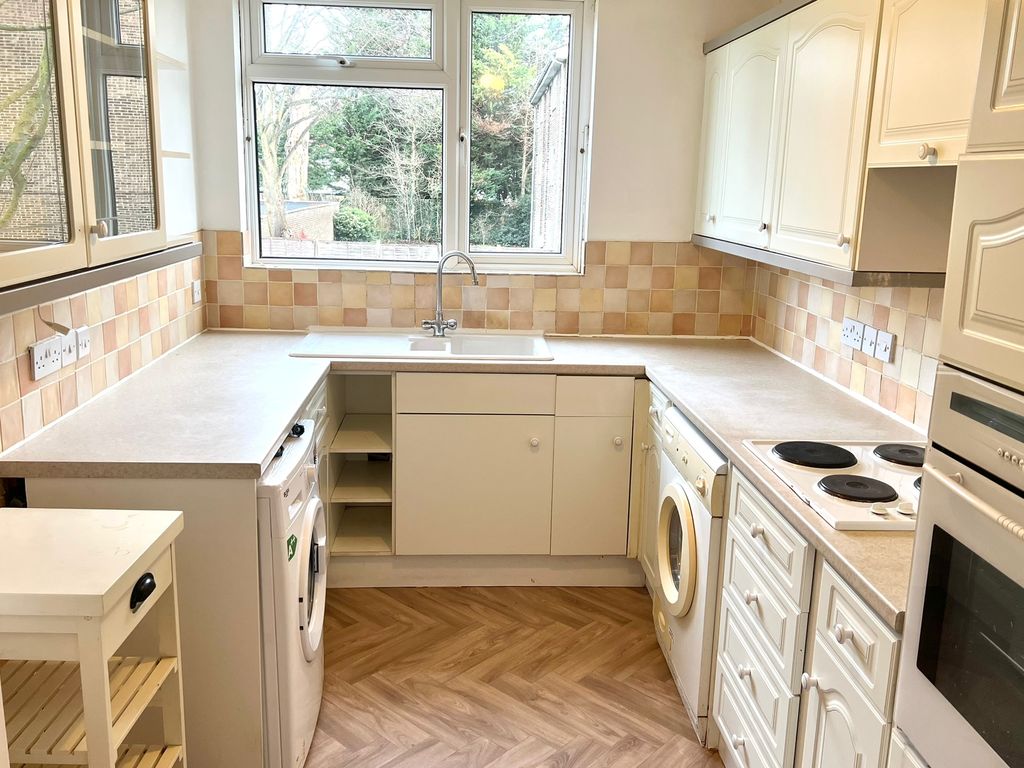 2 bed flat to rent in Cornwall Road, Pinner HA5, £1,700 pcm