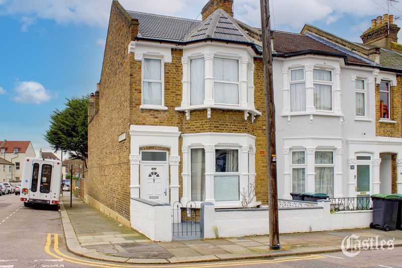 2 bed flat for sale in Parkhurst Road, London N22, £375,000