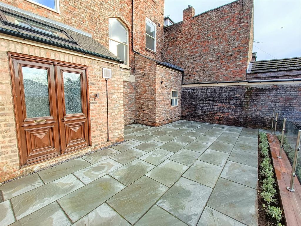 6 bed property for sale in Fulford Road, York YO10, £950,000