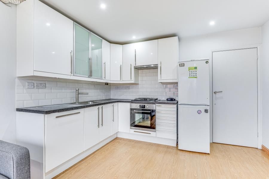3 bed town house to rent in Burnett Close, Hackney E9, £2,500 pcm