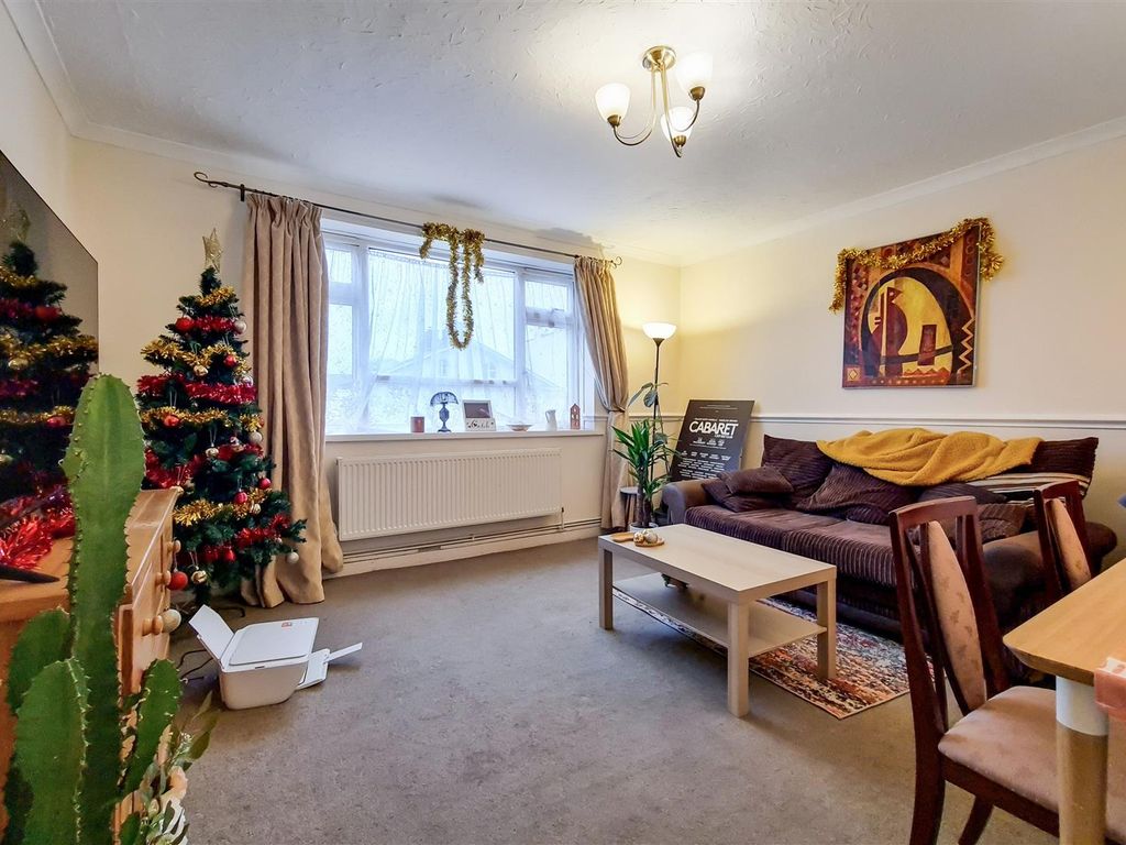 2 bed flat for sale in Dacre Park, London SE13, £345,000
