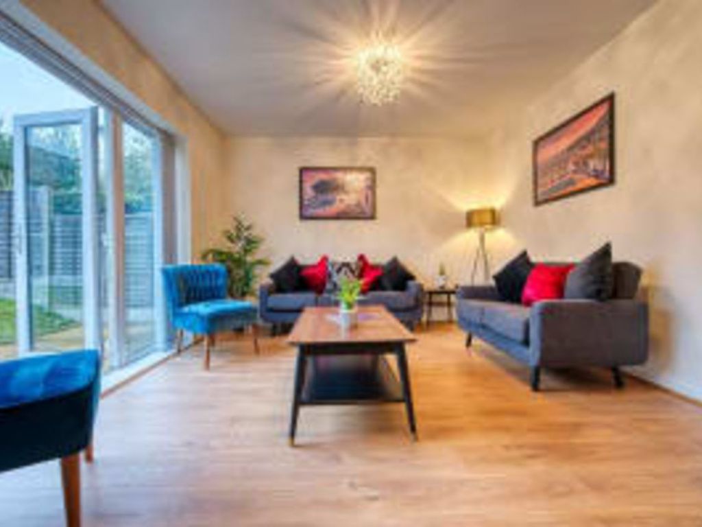 3 bed flat to rent in Dove Close, Birmingham B25, £3,650 pcm