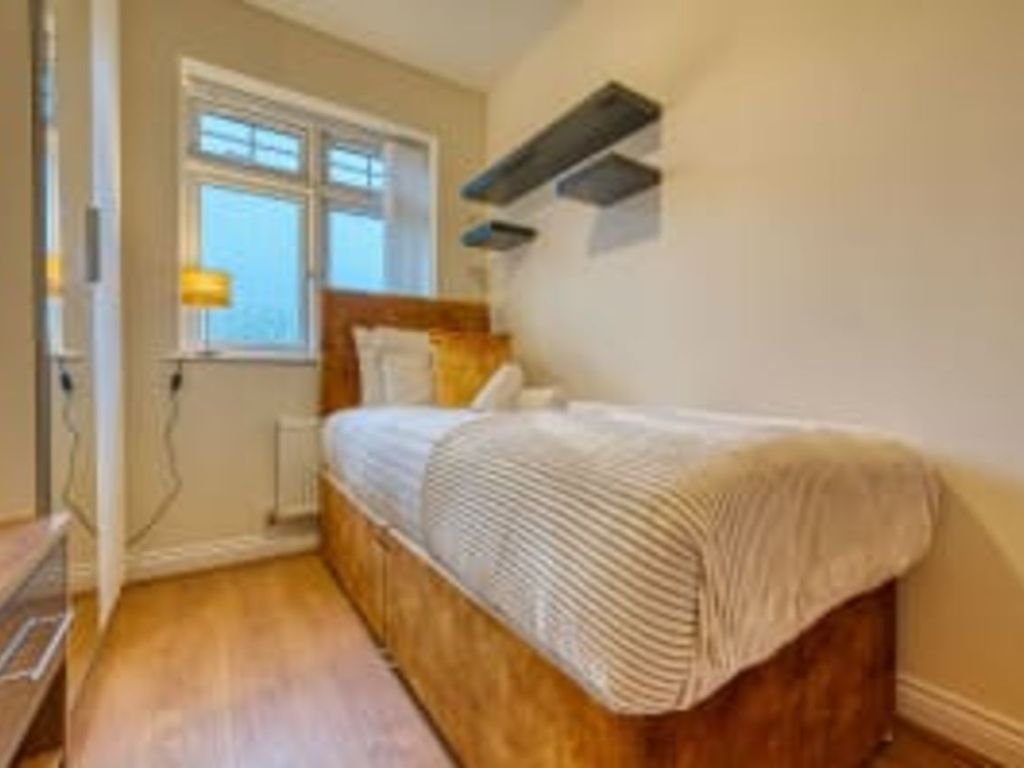 3 bed flat to rent in Dove Close, Birmingham B25, £3,650 pcm