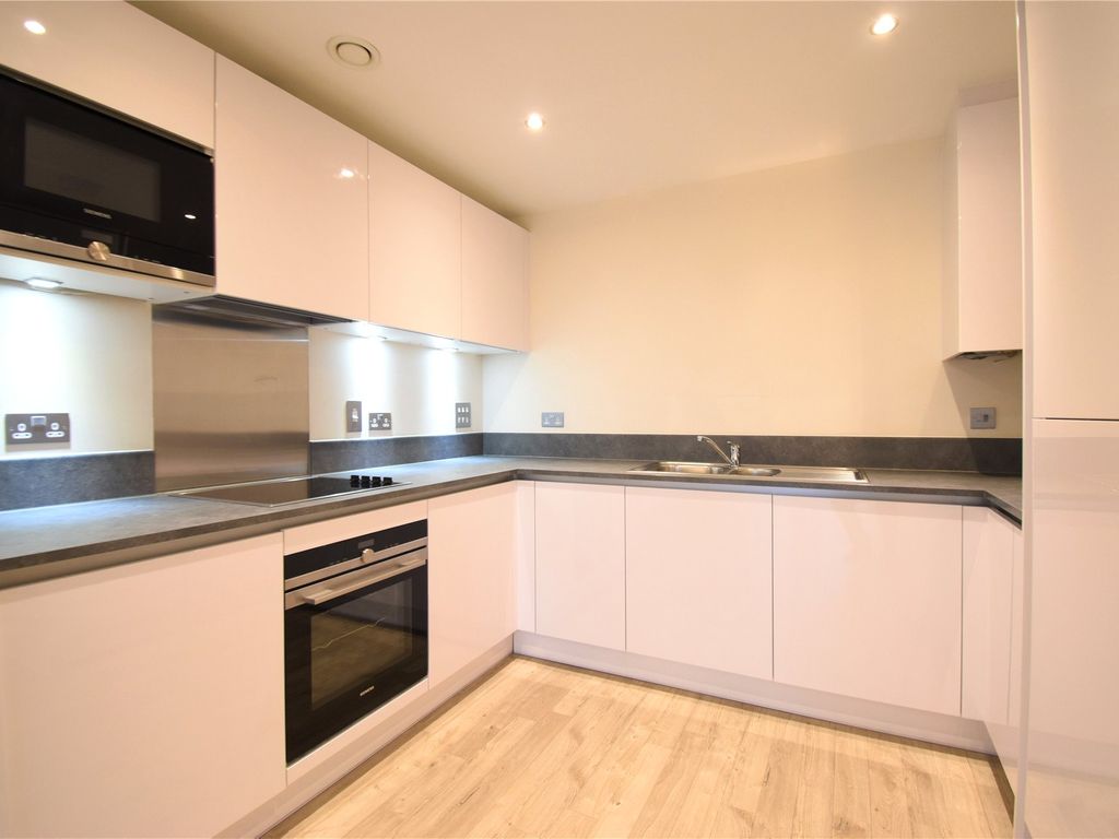 1 bed flat to rent in Wallingford Way, Maidenhead, Berkshire SL6, £1,350 pcm