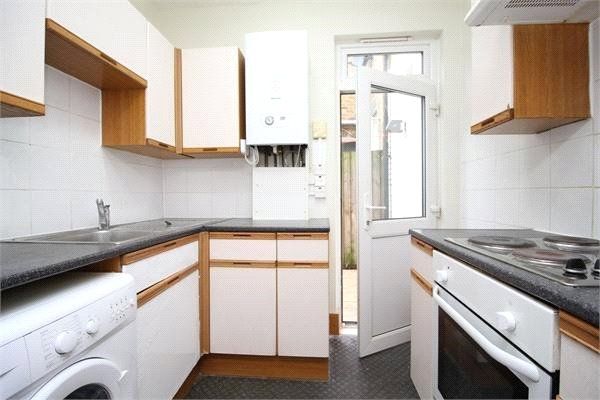 1 bed flat to rent in Lea Bridge Road, London E10, £1,400 pcm