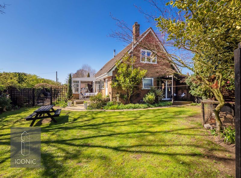 4 bed detached house for sale in Oak Grove, Horsford, Norwich NR10, £425,000