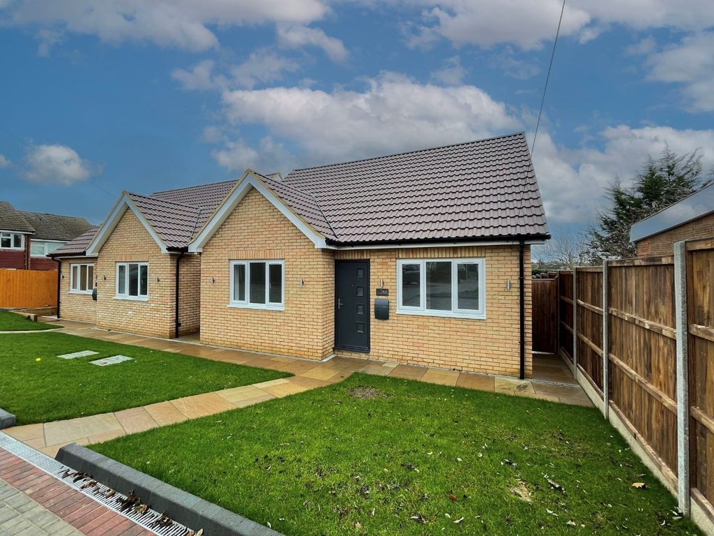 3 bed detached house for sale in Gransden Close, Luton LU3, £380,000