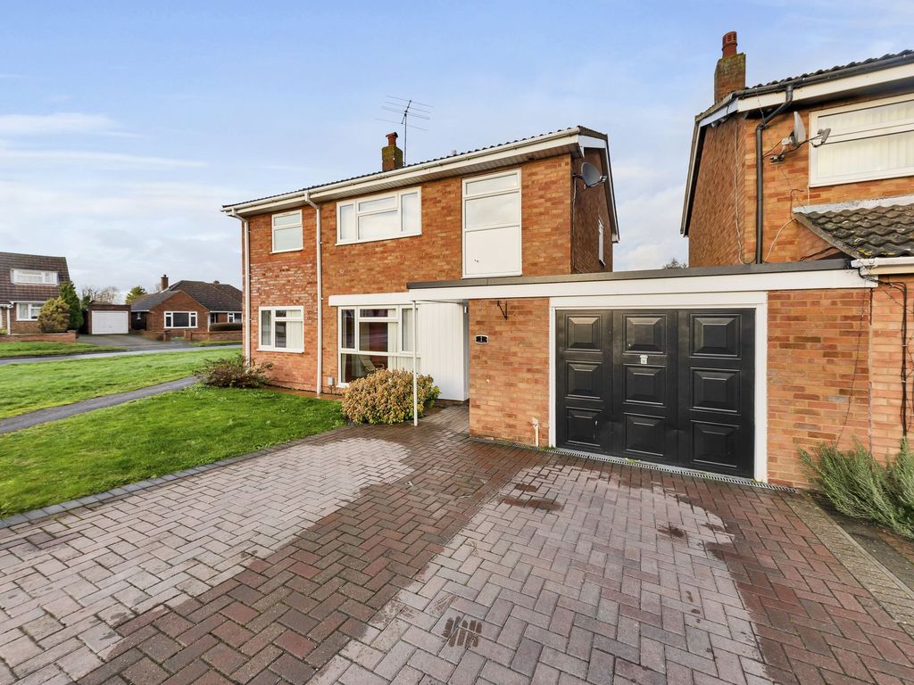 4 bed link-detached house for sale in Groveland Way, Stotfold SG5, £500,000