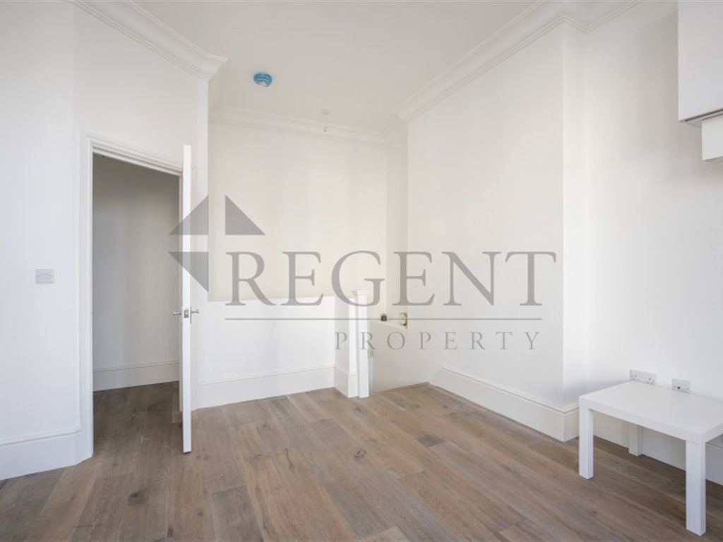 2 bed flat for sale in Weltje Road, Hammersmith W6, £600,000