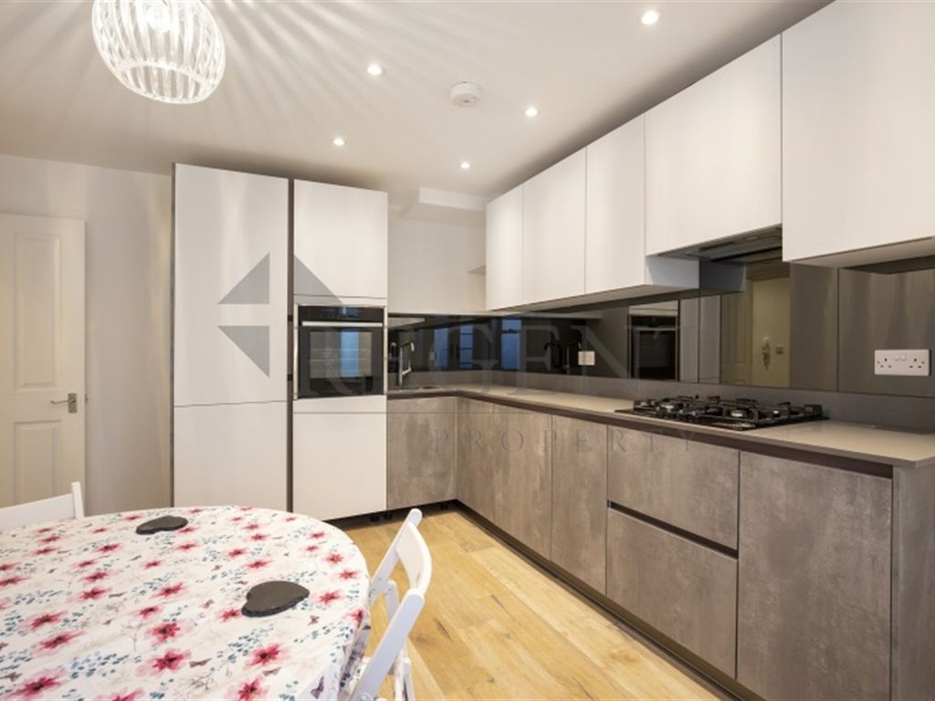 2 bed flat for sale in Weltje Road, Hammersmith W6, £600,000