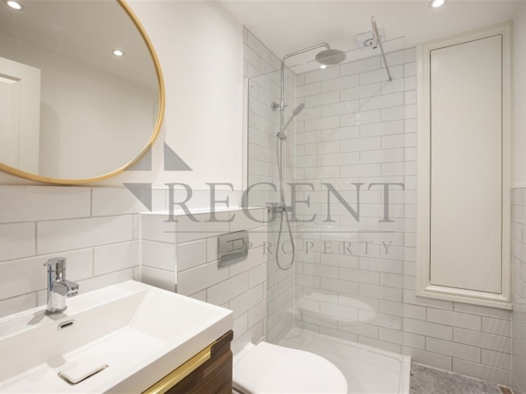 2 bed flat for sale in Weltje Road, Hammersmith W6, £600,000