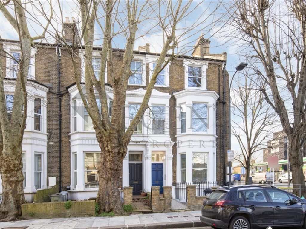 2 bed flat for sale in Weltje Road, Hammersmith W6, £600,000