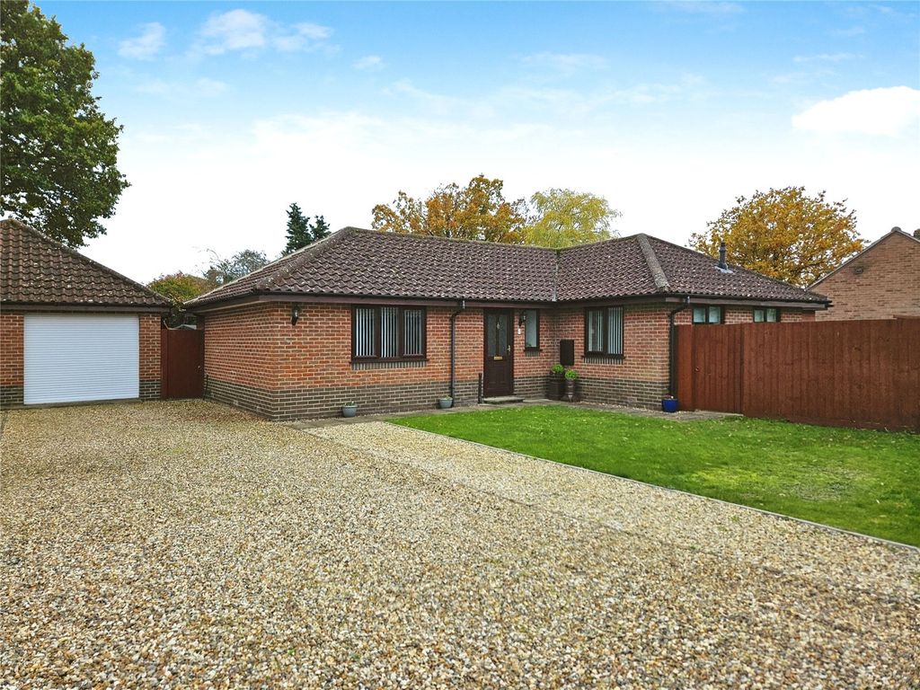 3 bed bungalow for sale in Flint House Gardens, Hethersett, Norwich, Norfolk NR9, £425,000