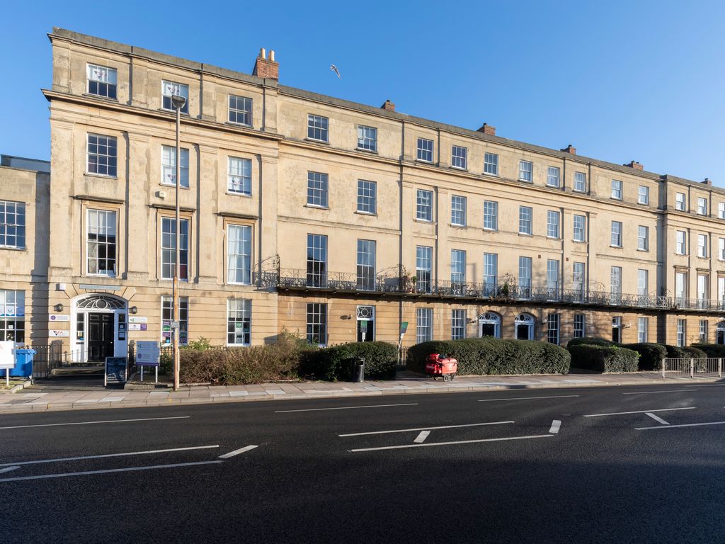 2 bed flat to rent in St. Margarets Road, Cheltenham GL50, £1,200 pcm