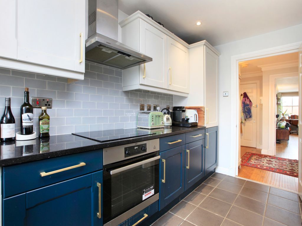 2 bed flat for sale in Clapham Park Road, Clapham, London SW4, £625,000
