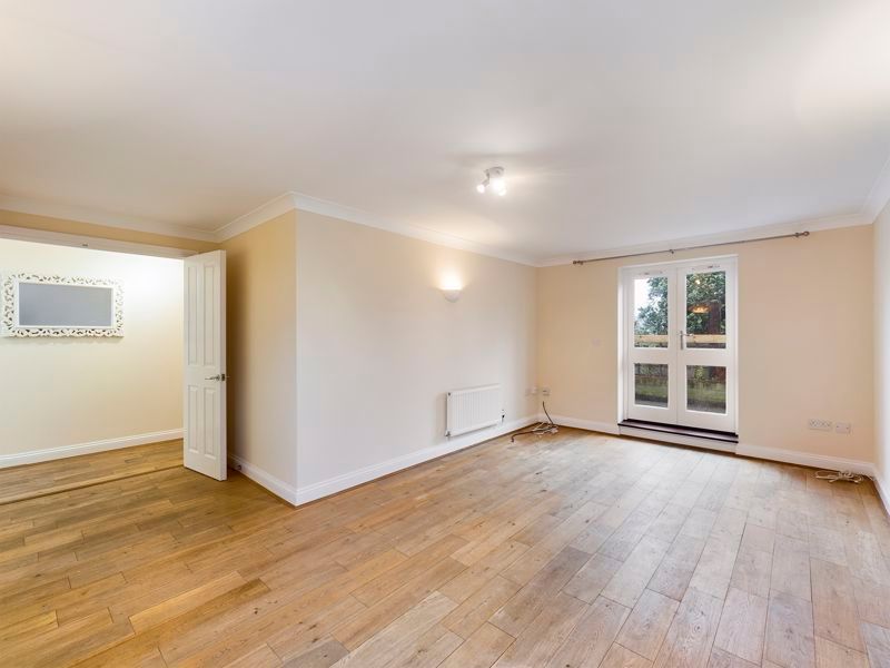 2 bed flat to rent in East Street, Tonbridge TN9, £1,500 pcm