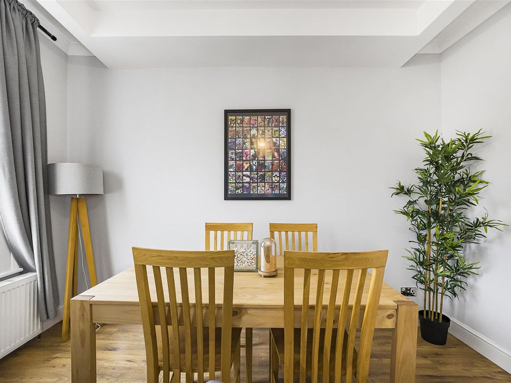 2 bed flat for sale in Lower Clapton Road, London E5, £425,000
